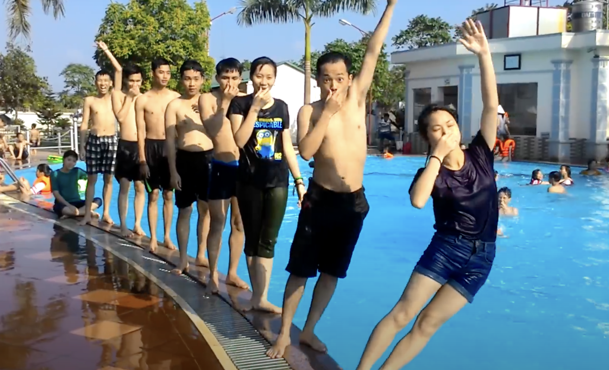 Người mới tập bơi trong hồ